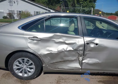 2015 Toyota Camry Le z USA, uszkodzony, nr VIN 4T4BF1FK0FR463233